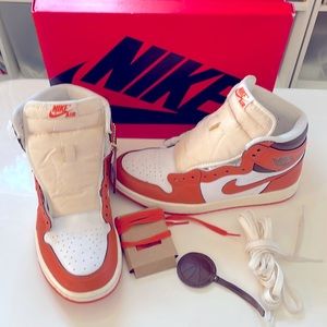 WMNS AIR JORDAN 1 RETRO HI OG WHITE/STARFISH